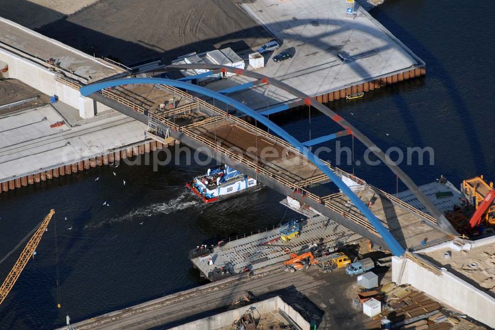 Aerial photograph Königs Wusterhausen - Blick auf die Brücke über den Nottekanal am Binnenhafen Königs Wusterhausen. Der Nottekanal ist schiffbar und hat drei Schleusen. Zwischen dem Bahnhof KW und der Dahme ist der Nottekanal zum Binnenhafen ausgebaut. Baufirma: Bateg Ingenieurbau GmbH, Herr Richter (0163/3002971), Heerstr. 16, 14052 Berlin Tel. +49 (30) 301 293 - 0 - Fax +49 (30) 301 293 - 40 - E-mail: info@bateg.de