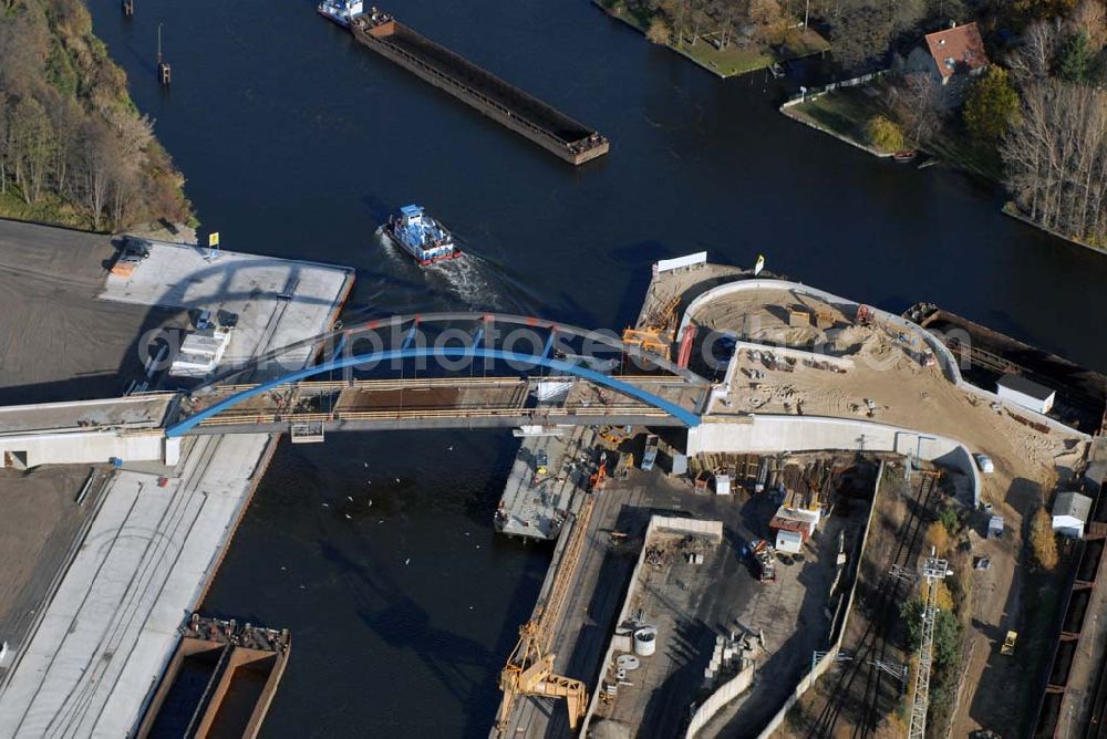 Aerial photograph Königs Wusterhausen - Blick auf die Brücke über den Nottekanal am Binnenhafen Königs Wusterhausen. Der Nottekanal ist schiffbar und hat drei Schleusen. Zwischen dem Bahnhof KW und der Dahme ist der Nottekanal zum Binnenhafen ausgebaut. Baufirma: Bateg Ingenieurbau GmbH, Herr Richter (0163/3002971), Heerstr. 16, 14052 Berlin Tel. +49 (30) 301 293 - 0 - Fax +49 (30) 301 293 - 40 - E-mail: info@bateg.de