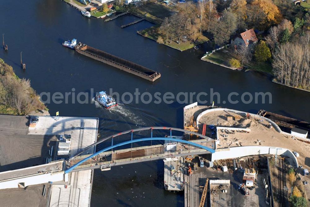 Königs Wusterhausen from above - Blick auf die Brücke über den Nottekanal am Binnenhafen Königs Wusterhausen. Der Nottekanal ist schiffbar und hat drei Schleusen. Zwischen dem Bahnhof KW und der Dahme ist der Nottekanal zum Binnenhafen ausgebaut. Baufirma: Bateg Ingenieurbau GmbH, Herr Richter (0163/3002971), Heerstr. 16, 14052 Berlin Tel. +49 (30) 301 293 - 0 - Fax +49 (30) 301 293 - 40 - E-mail: info@bateg.de