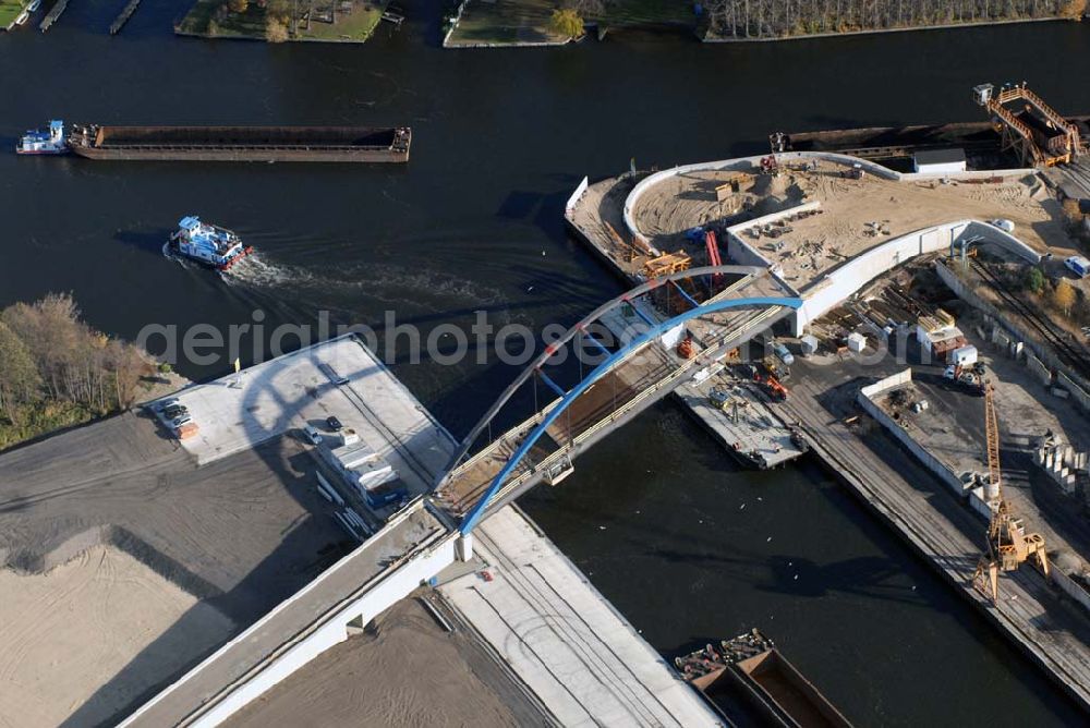 Aerial image Königs Wusterhausen - Blick auf die Brücke über den Nottekanal am Binnenhafen Königs Wusterhausen. Der Nottekanal ist schiffbar und hat drei Schleusen. Zwischen dem Bahnhof KW und der Dahme ist der Nottekanal zum Binnenhafen ausgebaut. Baufirma: Bateg Ingenieurbau GmbH, Herr Richter (0163/3002971), Heerstr. 16, 14052 Berlin Tel. +49 (30) 301 293 - 0 - Fax +49 (30) 301 293 - 40 - E-mail: info@bateg.de