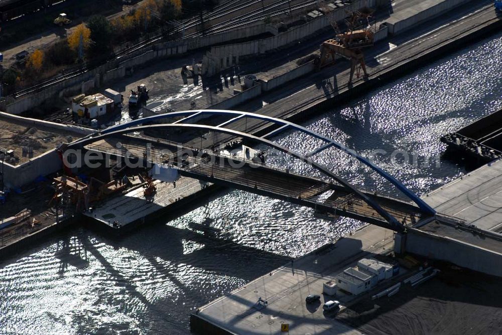 Aerial image Königs Wusterhausen - Blick auf die Brücke über den Nottekanal am Binnenhafen Königs Wusterhausen. Der Nottekanal ist schiffbar und hat drei Schleusen. Zwischen dem Bahnhof KW und der Dahme ist der Nottekanal zum Binnenhafen ausgebaut. Baufirma: Bateg Ingenieurbau GmbH, Herr Richter (0163/3002971), Heerstr. 16, 14052 Berlin Tel. +49 (30) 301 293 - 0 - Fax +49 (30) 301 293 - 40 - E-mail: info@bateg.de