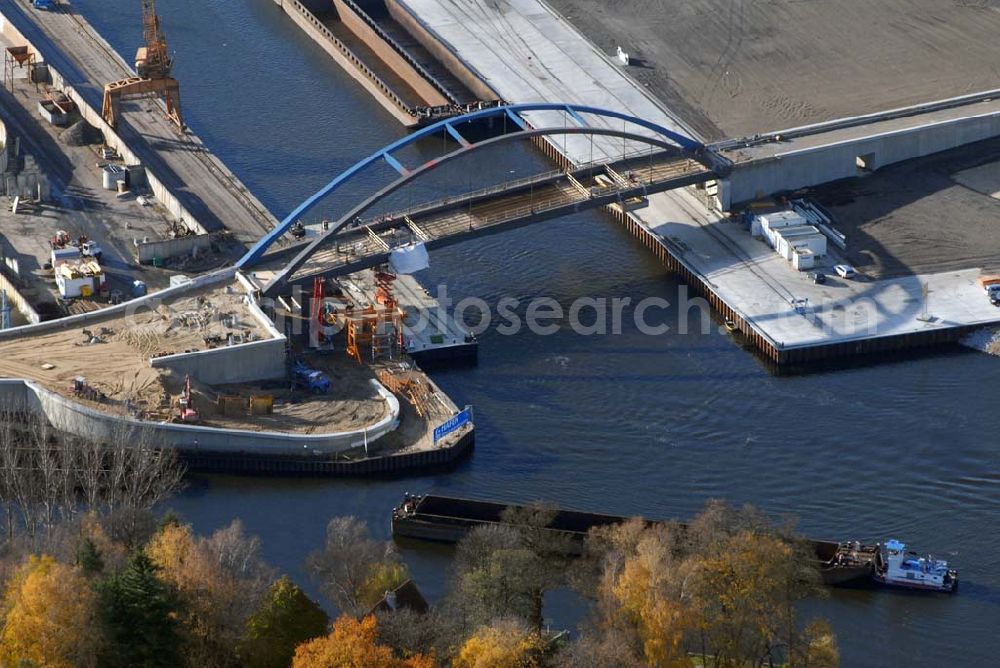 Königs Wusterhausen from above - Blick auf die Brücke über den Nottekanal am Binnenhafen Königs Wusterhausen. Der Nottekanal ist schiffbar und hat drei Schleusen. Zwischen dem Bahnhof KW und der Dahme ist der Nottekanal zum Binnenhafen ausgebaut. Baufirma: Bateg Ingenieurbau GmbH, Herr Richter (0163/3002971), Heerstr. 16, 14052 Berlin Tel. +49 (30) 301 293 - 0 - Fax +49 (30) 301 293 - 40 - E-mail: info@bateg.de