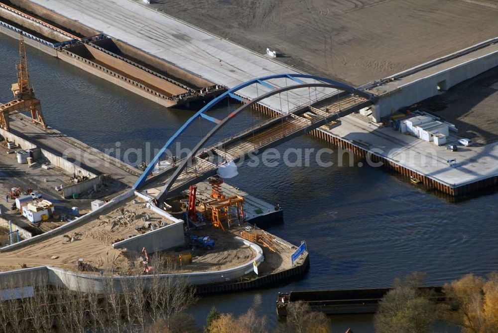 Aerial image Königs Wusterhausen - Blick auf die Brücke über den Nottekanal am Binnenhafen Königs Wusterhausen. Der Nottekanal ist schiffbar und hat drei Schleusen. Zwischen dem Bahnhof KW und der Dahme ist der Nottekanal zum Binnenhafen ausgebaut. Baufirma: Bateg Ingenieurbau GmbH, Herr Richter (0163/3002971), Heerstr. 16, 14052 Berlin Tel. +49 (30) 301 293 - 0 - Fax +49 (30) 301 293 - 40 - E-mail: info@bateg.de