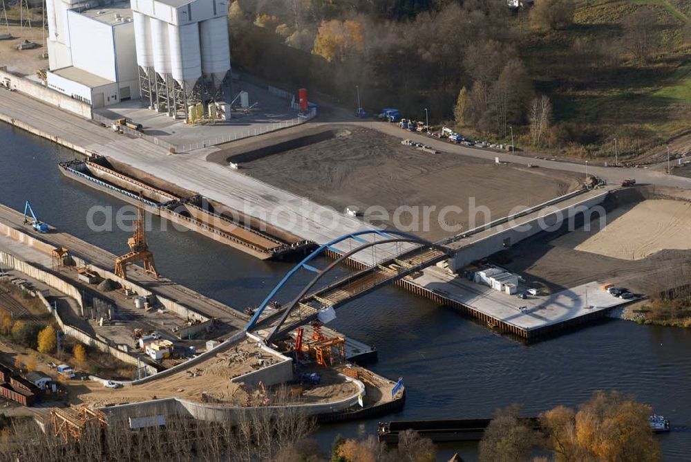 Aerial photograph Königs Wusterhausen - Blick auf die Brücke über den Nottekanal am Binnenhafen Königs Wusterhausen. Der Nottekanal ist schiffbar und hat drei Schleusen. Zwischen dem Bahnhof KW und der Dahme ist der Nottekanal zum Binnenhafen ausgebaut. Baufirma: Bateg Ingenieurbau GmbH, Herr Richter (0163/3002971), Heerstr. 16, 14052 Berlin Tel. +49 (30) 301 293 - 0 - Fax +49 (30) 301 293 - 40 - E-mail: info@bateg.de