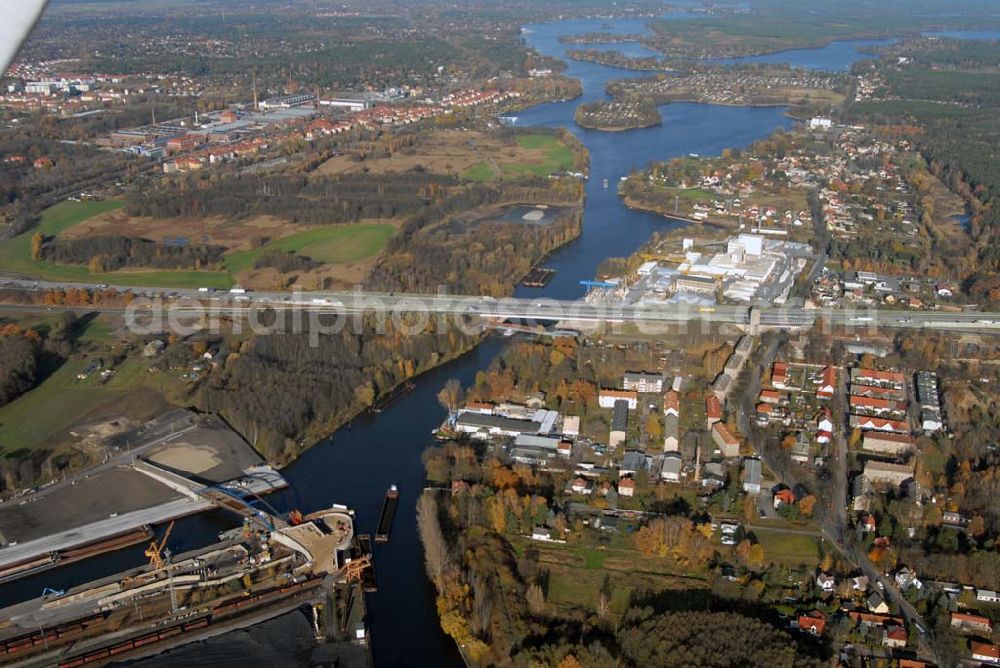 Aerial image Königs Wusterhausen - Blick auf die Brücke über den Nottekanal am Binnenhafen Königs Wusterhausen. Der Nottekanal ist schiffbar und hat drei Schleusen. Zwischen dem Bahnhof KW und der Dahme ist der Nottekanal zum Binnenhafen ausgebaut. Baufirma: Bateg Ingenieurbau GmbH, Herr Richter (0163/3002971), Heerstr. 16, 14052 Berlin Tel. +49 (30) 301 293 - 0 - Fax +49 (30) 301 293 - 40 - E-mail: info@bateg.de