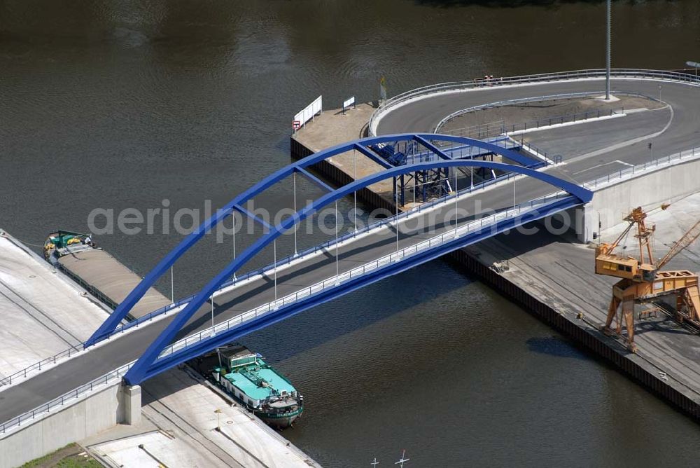 Königs Wusterhausen from above - Blick auf die fertige Neubau-Brücke über den Nottekanal am Binnenhafen Königs Wusterhausen. Der Nottekanal ist schiffbar und hat drei Schleusen. Zwischen dem Bahnhof KW und der Dahme ist der Nottekanal zum Binnenhafen ausgebaut. Baufirma: Bateg Ingenieurbau GmbH, Herr Richter (0163/3002971), Heerstr. 16, 14052 Berlin Tel. +49 (30) 301 293 - 0 - Fax +49 (30) 301 293 - 40 - E-mail: info@bateg.de