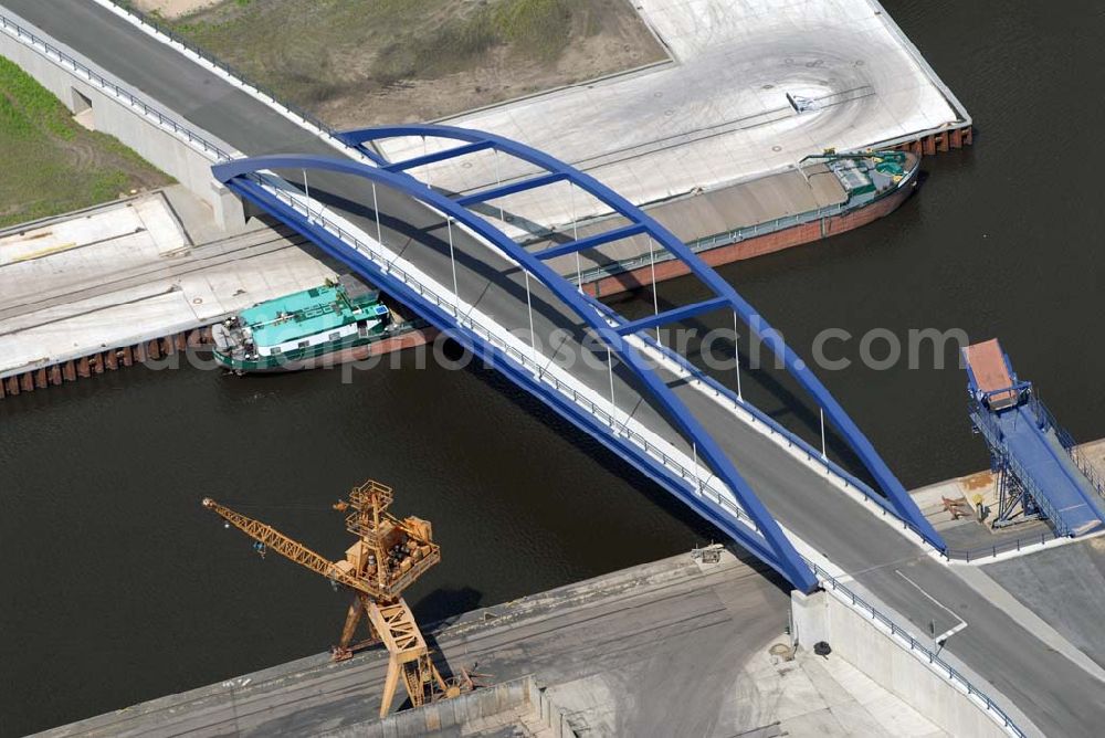 Königs Wusterhausen from the bird's eye view: Blick auf die fertige Neubau-Brücke über den Nottekanal am Binnenhafen Königs Wusterhausen. Der Nottekanal ist schiffbar und hat drei Schleusen. Zwischen dem Bahnhof KW und der Dahme ist der Nottekanal zum Binnenhafen ausgebaut. Baufirma: Bateg Ingenieurbau GmbH, Herr Richter (0163/3002971), Heerstr. 16, 14052 Berlin Tel. +49 (30) 301 293 - 0 - Fax +49 (30) 301 293 - 40 - E-mail: info@bateg.de