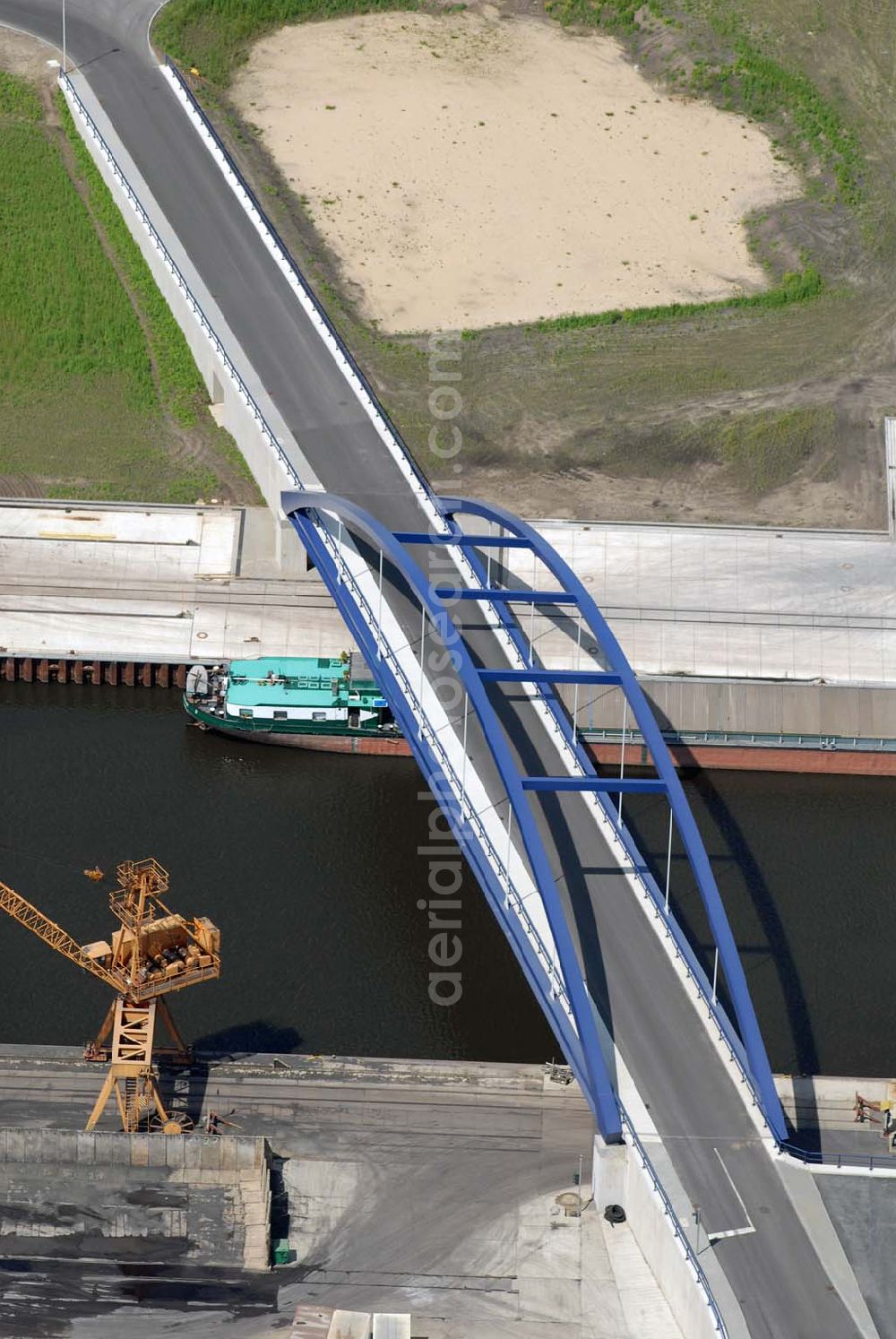 Aerial image Königs Wusterhausen - Blick auf die fertige Neubau-Brücke über den Nottekanal am Binnenhafen Königs Wusterhausen. Der Nottekanal ist schiffbar und hat drei Schleusen. Zwischen dem Bahnhof KW und der Dahme ist der Nottekanal zum Binnenhafen ausgebaut. Baufirma: Bateg Ingenieurbau GmbH, Herr Richter (0163/3002971), Heerstr. 16, 14052 Berlin Tel. +49 (30) 301 293 - 0 - Fax +49 (30) 301 293 - 40 - E-mail: info@bateg.de