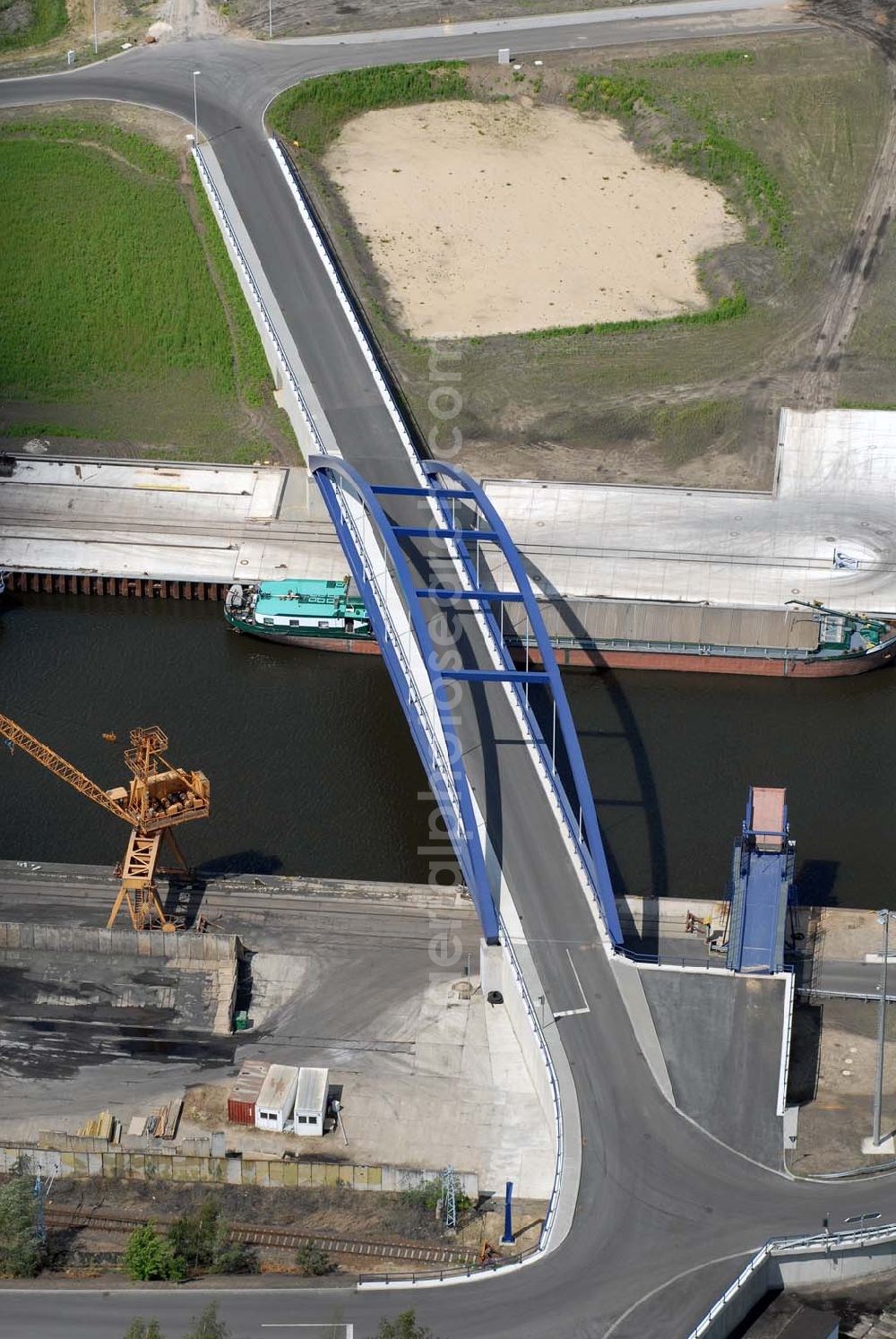 Aerial photograph Königs Wusterhausen - Blick auf die fertige Neubau-Brücke über den Nottekanal am Binnenhafen Königs Wusterhausen. Der Nottekanal ist schiffbar und hat drei Schleusen. Zwischen dem Bahnhof KW und der Dahme ist der Nottekanal zum Binnenhafen ausgebaut. Baufirma: Bateg Ingenieurbau GmbH, Herr Richter (0163/3002971), Heerstr. 16, 14052 Berlin Tel. +49 (30) 301 293 - 0 - Fax +49 (30) 301 293 - 40 - E-mail: info@bateg.de