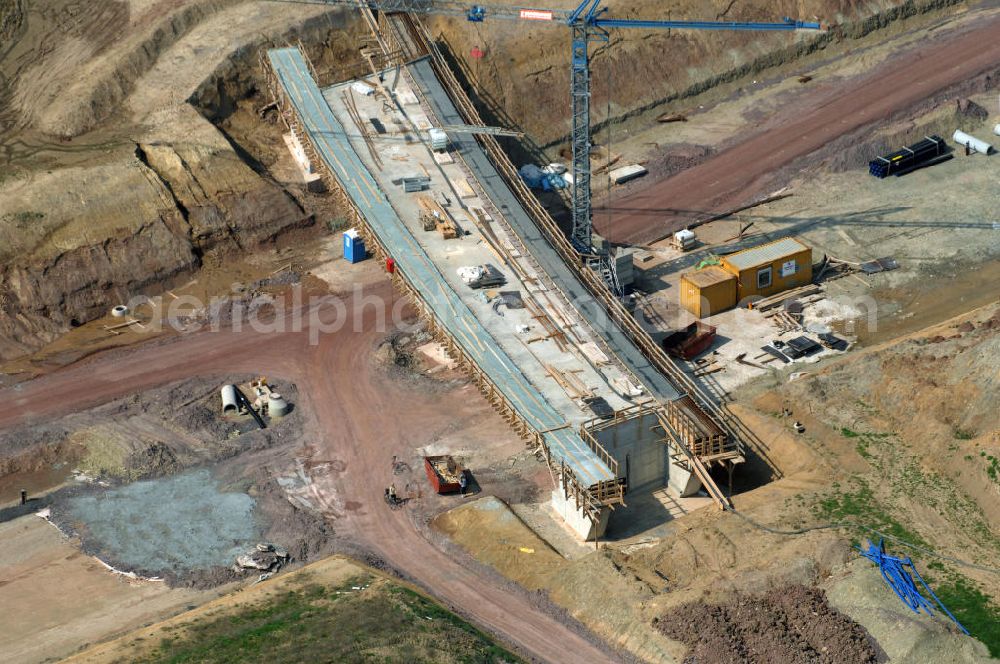 Aerial photograph Hastrungsfeld - Blick auf die Baustelle der Strassenbrücke zwischen Hastrungsfeld und Burla welche über die A4 führt. Der Neubau ist Teil des Projekt Nordverlegung / Umfahrung Hörselberge der Autobahn E40 / A4 in Thüringen bei Eisenach. Durchgeführt werden die im Zuge dieses Projektes notwendigen Arbeiten unter an derem von den Mitarbeitern der Niederlassung Weimar der EUROVIA Verkehrsbau Union sowie der Niederlassungen Abbruch und Erdbau, Betonstraßenbau, Ingenieurbau und TECO Schallschutz der EUROVIA Beton sowie der DEGES.