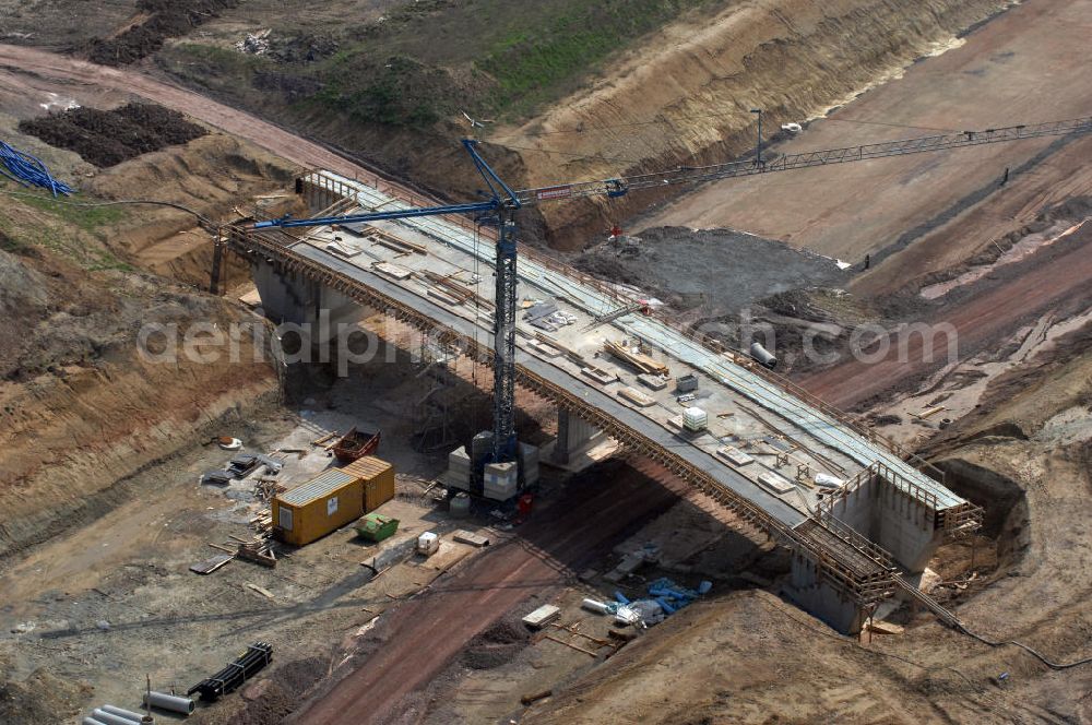 Hastrungsfeld from above - Blick auf die Baustelle der Strassenbrücke zwischen Hastrungsfeld und Burla welche über die A4 führt. Der Neubau ist Teil des Projekt Nordverlegung / Umfahrung Hörselberge der Autobahn E40 / A4 in Thüringen bei Eisenach. Durchgeführt werden die im Zuge dieses Projektes notwendigen Arbeiten unter an derem von den Mitarbeitern der Niederlassung Weimar der EUROVIA Verkehrsbau Union sowie der Niederlassungen Abbruch und Erdbau, Betonstraßenbau, Ingenieurbau und TECO Schallschutz der EUROVIA Beton sowie der DEGES.