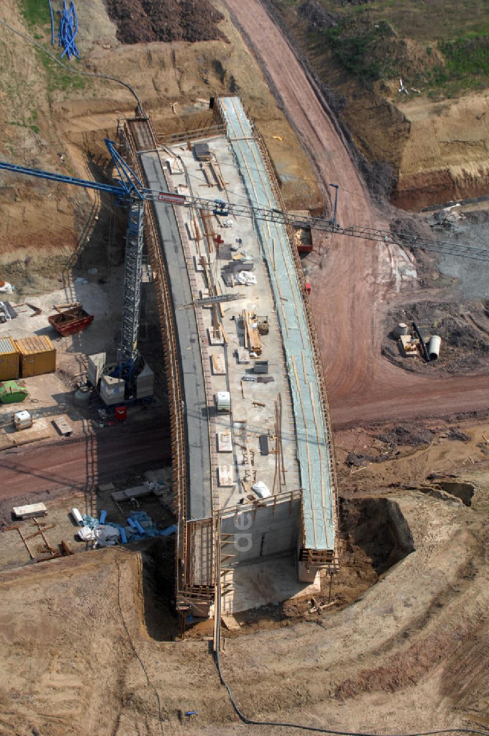 Aerial image Hastrungsfeld - Blick auf die Baustelle der Strassenbrücke zwischen Hastrungsfeld und Burla welche über die A4 führt. Der Neubau ist Teil des Projekt Nordverlegung / Umfahrung Hörselberge der Autobahn E40 / A4 in Thüringen bei Eisenach. Durchgeführt werden die im Zuge dieses Projektes notwendigen Arbeiten unter an derem von den Mitarbeitern der Niederlassung Weimar der EUROVIA Verkehrsbau Union sowie der Niederlassungen Abbruch und Erdbau, Betonstraßenbau, Ingenieurbau und TECO Schallschutz der EUROVIA Beton sowie der DEGES.