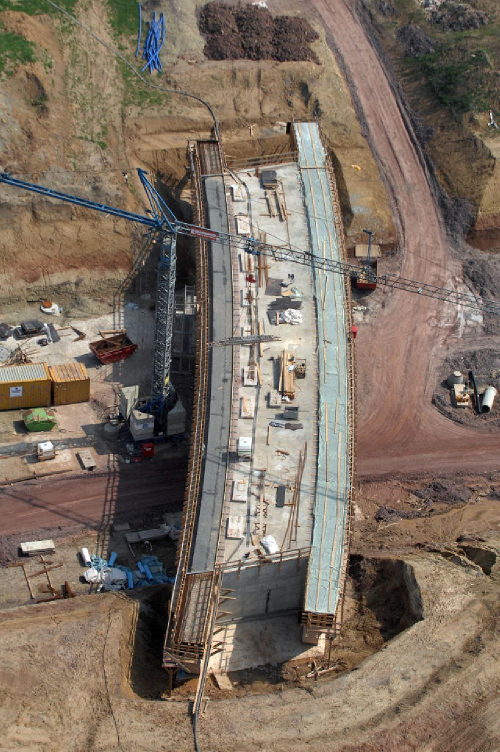 Aerial photograph Hastrungsfeld - Blick auf die Baustelle der Strassenbrücke zwischen Hastrungsfeld und Burla welche über die A4 führt. Der Neubau ist Teil des Projekt Nordverlegung / Umfahrung Hörselberge der Autobahn E40 / A4 in Thüringen bei Eisenach. Durchgeführt werden die im Zuge dieses Projektes notwendigen Arbeiten unter an derem von den Mitarbeitern der Niederlassung Weimar der EUROVIA Verkehrsbau Union sowie der Niederlassungen Abbruch und Erdbau, Betonstraßenbau, Ingenieurbau und TECO Schallschutz der EUROVIA Beton sowie der DEGES.