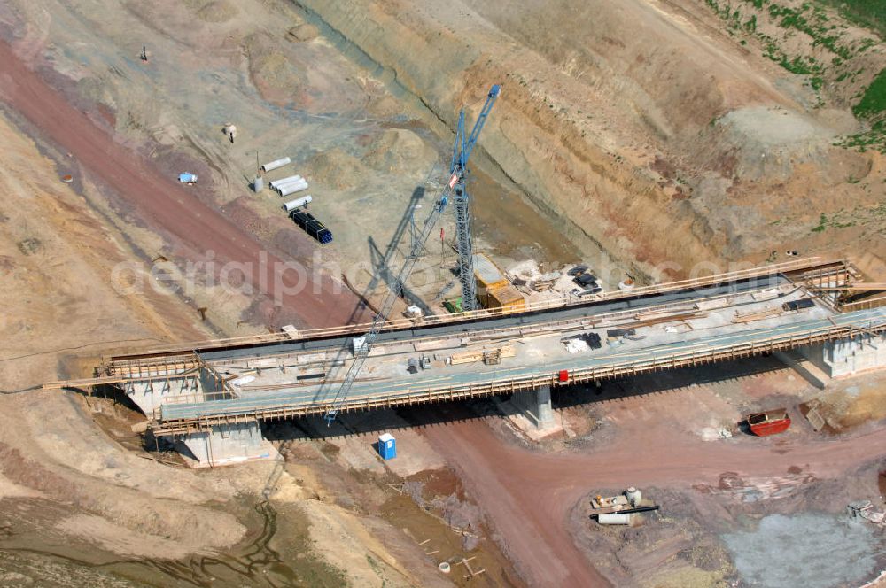 Hastrungsfeld from above - Blick auf die Baustelle der Strassenbrücke zwischen Hastrungsfeld und Burla welche über die A4 führt. Der Neubau ist Teil des Projekt Nordverlegung / Umfahrung Hörselberge der Autobahn E40 / A4 in Thüringen bei Eisenach. Durchgeführt werden die im Zuge dieses Projektes notwendigen Arbeiten unter an derem von den Mitarbeitern der Niederlassung Weimar der EUROVIA Verkehrsbau Union sowie der Niederlassungen Abbruch und Erdbau, Betonstraßenbau, Ingenieurbau und TECO Schallschutz der EUROVIA Beton sowie der DEGES.