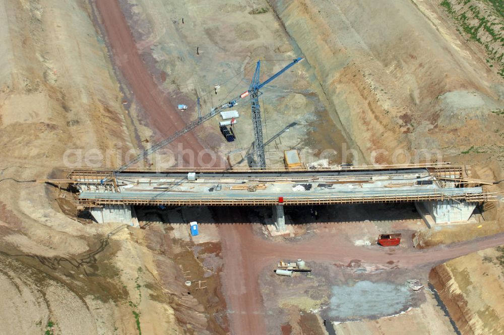 Hastrungsfeld from the bird's eye view: Blick auf die Baustelle der Strassenbrücke zwischen Hastrungsfeld und Burla welche über die A4 führt. Der Neubau ist Teil des Projekt Nordverlegung / Umfahrung Hörselberge der Autobahn E40 / A4 in Thüringen bei Eisenach. Durchgeführt werden die im Zuge dieses Projektes notwendigen Arbeiten unter an derem von den Mitarbeitern der Niederlassung Weimar der EUROVIA Verkehrsbau Union sowie der Niederlassungen Abbruch und Erdbau, Betonstraßenbau, Ingenieurbau und TECO Schallschutz der EUROVIA Beton sowie der DEGES.