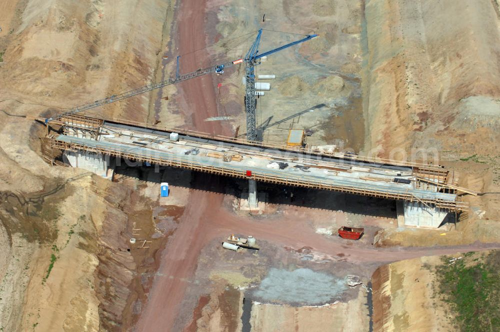 Aerial image Hastrungsfeld - Blick auf die Baustelle der Strassenbrücke zwischen Hastrungsfeld und Burla welche über die A4 führt. Der Neubau ist Teil des Projekt Nordverlegung / Umfahrung Hörselberge der Autobahn E40 / A4 in Thüringen bei Eisenach. Durchgeführt werden die im Zuge dieses Projektes notwendigen Arbeiten unter an derem von den Mitarbeitern der Niederlassung Weimar der EUROVIA Verkehrsbau Union sowie der Niederlassungen Abbruch und Erdbau, Betonstraßenbau, Ingenieurbau und TECO Schallschutz der EUROVIA Beton sowie der DEGES.