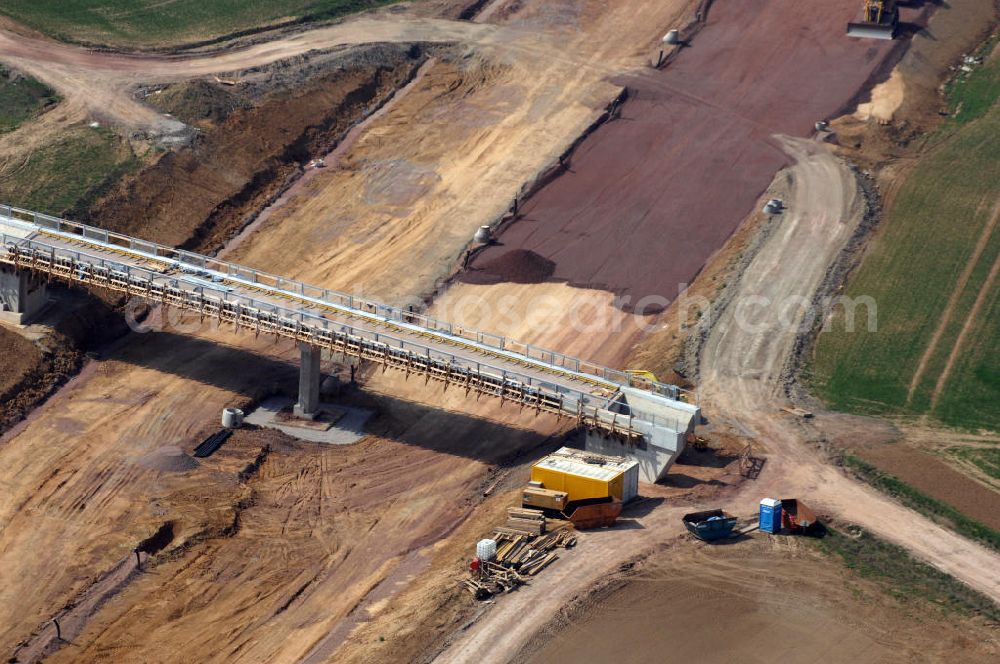 Hötzelsroda from the bird's eye view: Blick auf die Baustelle der Strassenbrücke zwischen Hötzelsroda und Bolleroda welche über die A4 führt. Der Neubau ist Teil des Projekt Nordverlegung / Umfahrung Hörselberge der Autobahn E40 / A4 in Thüringen bei Eisenach. Durchgeführt werden die im Zuge dieses Projektes notwendigen Arbeiten unter an derem von den Mitarbeitern der Niederlassung Weimar der EUROVIA Verkehrsbau Union sowie der Niederlassungen Abbruch und Erdbau, Betonstraßenbau, Ingenieurbau und TECO Schallschutz der EUROVIA Beton sowie der DEGES.