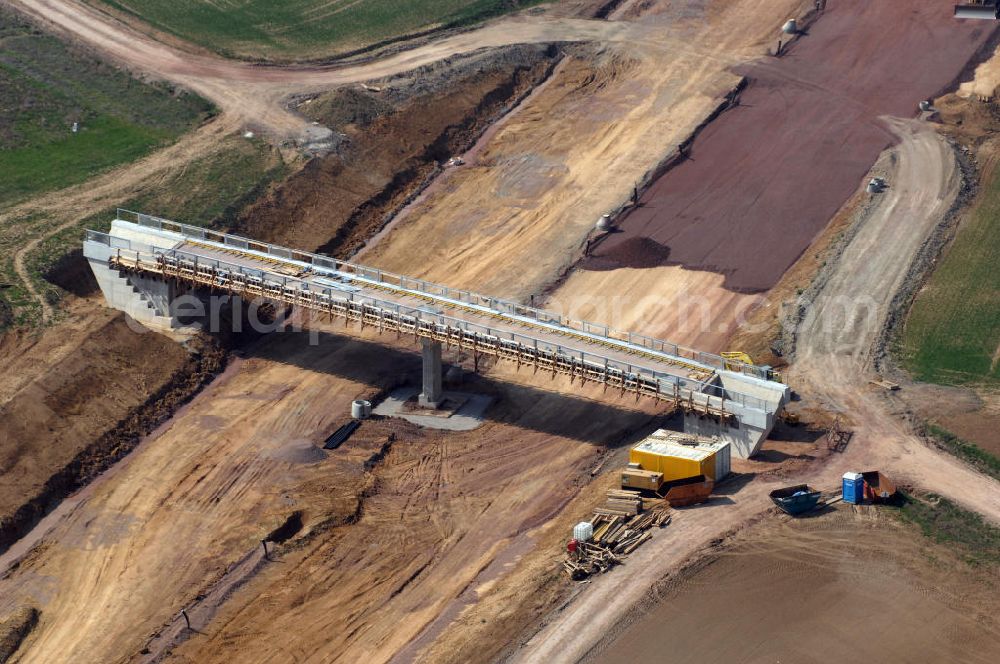 Aerial image Hötzelsroda - Blick auf die Baustelle der Strassenbrücke zwischen Hötzelsroda und Bolleroda welche über die A4 führt. Der Neubau ist Teil des Projekt Nordverlegung / Umfahrung Hörselberge der Autobahn E40 / A4 in Thüringen bei Eisenach. Durchgeführt werden die im Zuge dieses Projektes notwendigen Arbeiten unter an derem von den Mitarbeitern der Niederlassung Weimar der EUROVIA Verkehrsbau Union sowie der Niederlassungen Abbruch und Erdbau, Betonstraßenbau, Ingenieurbau und TECO Schallschutz der EUROVIA Beton sowie der DEGES.