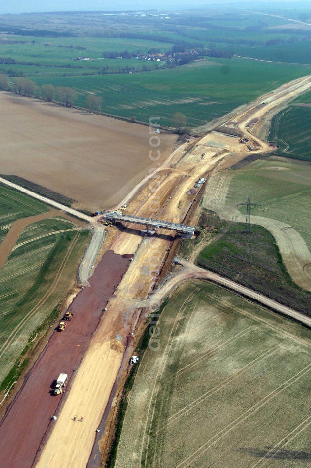 Hötzelsroda from above - Blick auf die Baustelle der Strassenbrücke zwischen Hötzelsroda und Bolleroda welche über die A4 führt und einer Unterführung westlich von Hötzelsroda. Der Neubau ist Teil des Projekt Nordverlegung / Umfahrung Hörselberge der Autobahn E40 / A4 in Thüringen bei Eisenach. Durchgeführt werden die im Zuge dieses Projektes notwendigen Arbeiten unter an derem von den Mitarbeitern der Niederlassung Weimar der EUROVIA Verkehrsbau Union sowie der Niederlassungen Abbruch und Erdbau, Betonstraßenbau, Ingenieurbau und TECO Schallschutz der EUROVIA Beton sowie der DEGES.