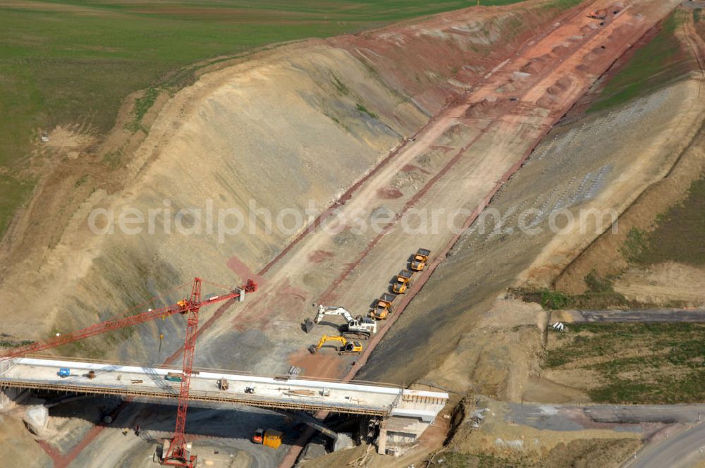 Madelungen from above - Blick auf die Baustelle der Strassenbrücke zwischen Stregda und Madelungen welche über die A4 führt. Der Neubau ist Teil des Projekt Nordverlegung / Umfahrung Hörselberge der Autobahn E40 / A4 in Thüringen bei Eisenach. Durchgeführt werden die im Zuge dieses Projektes notwendigen Arbeiten unter an derem von den Mitarbeitern der Niederlassung Weimar der EUROVIA Verkehrsbau Union sowie der Niederlassungen Abbruch und Erdbau, Betonstraßenbau, Ingenieurbau und TECO Schallschutz der EUROVIA Beton sowie der DEGES.