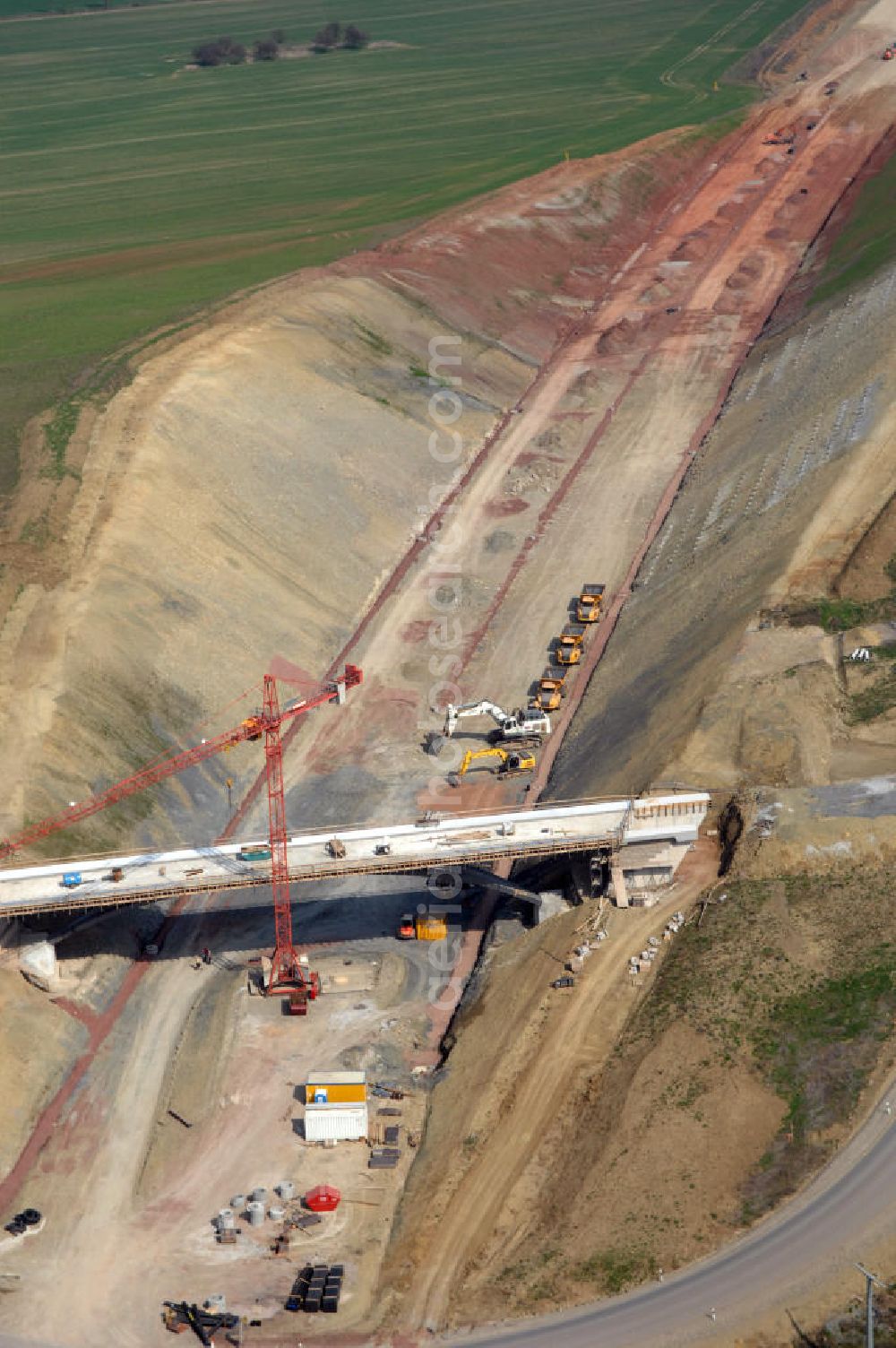 Madelungen from the bird's eye view: Blick auf die Baustelle der Strassenbrücke zwischen Stregda und Madelungen welche über die A4 führt. Der Neubau ist Teil des Projekt Nordverlegung / Umfahrung Hörselberge der Autobahn E40 / A4 in Thüringen bei Eisenach. Durchgeführt werden die im Zuge dieses Projektes notwendigen Arbeiten unter an derem von den Mitarbeitern der Niederlassung Weimar der EUROVIA Verkehrsbau Union sowie der Niederlassungen Abbruch und Erdbau, Betonstraßenbau, Ingenieurbau und TECO Schallschutz der EUROVIA Beton sowie der DEGES.