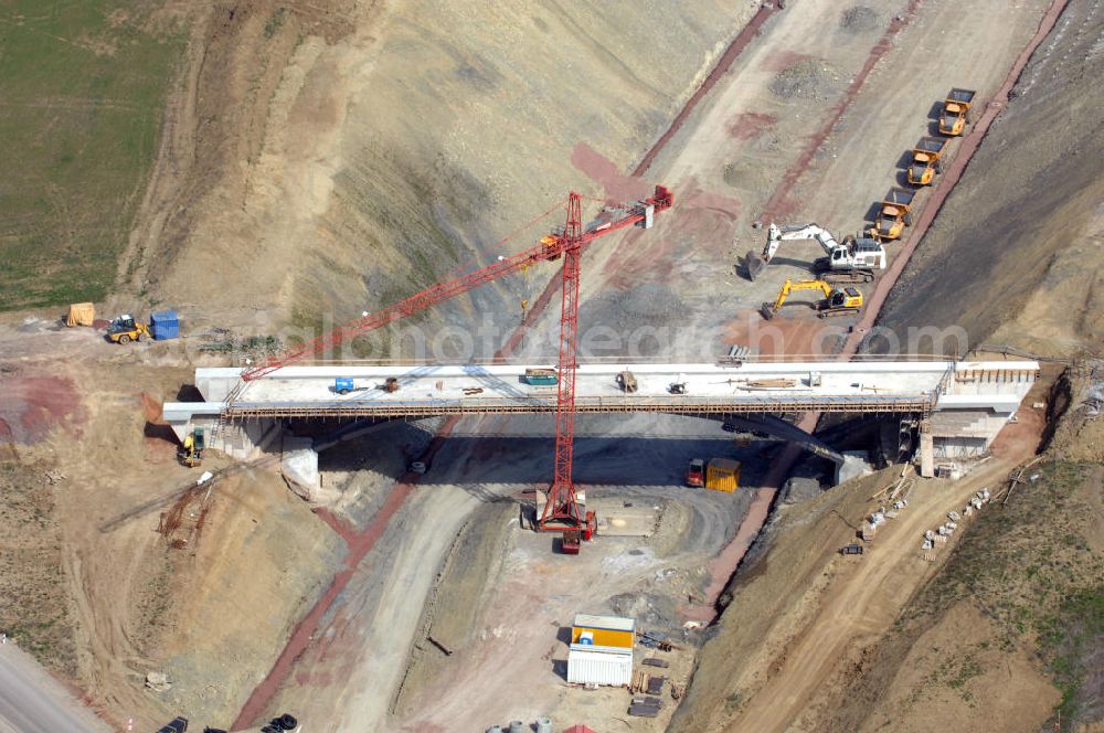 Aerial image Madelungen - Blick auf die Baustelle der Strassenbrücke zwischen Stregda und Madelungen welche über die A4 führt. Der Neubau ist Teil des Projekt Nordverlegung / Umfahrung Hörselberge der Autobahn E40 / A4 in Thüringen bei Eisenach. Durchgeführt werden die im Zuge dieses Projektes notwendigen Arbeiten unter an derem von den Mitarbeitern der Niederlassung Weimar der EUROVIA Verkehrsbau Union sowie der Niederlassungen Abbruch und Erdbau, Betonstraßenbau, Ingenieurbau und TECO Schallschutz der EUROVIA Beton sowie der DEGES.