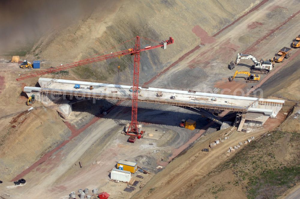 Aerial photograph Madelungen - Blick auf die Baustelle der Strassenbrücke zwischen Stregda und Madelungen welche über die A4 führt. Der Neubau ist Teil des Projekt Nordverlegung / Umfahrung Hörselberge der Autobahn E40 / A4 in Thüringen bei Eisenach. Durchgeführt werden die im Zuge dieses Projektes notwendigen Arbeiten unter an derem von den Mitarbeitern der Niederlassung Weimar der EUROVIA Verkehrsbau Union sowie der Niederlassungen Abbruch und Erdbau, Betonstraßenbau, Ingenieurbau und TECO Schallschutz der EUROVIA Beton sowie der DEGES.