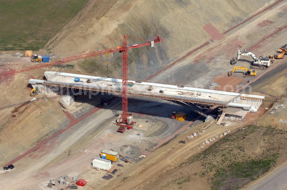 Madelungen from above - Blick auf die Baustelle der Strassenbrücke zwischen Stregda und Madelungen welche über die A4 führt. Der Neubau ist Teil des Projekt Nordverlegung / Umfahrung Hörselberge der Autobahn E40 / A4 in Thüringen bei Eisenach. Durchgeführt werden die im Zuge dieses Projektes notwendigen Arbeiten unter an derem von den Mitarbeitern der Niederlassung Weimar der EUROVIA Verkehrsbau Union sowie der Niederlassungen Abbruch und Erdbau, Betonstraßenbau, Ingenieurbau und TECO Schallschutz der EUROVIA Beton sowie der DEGES.