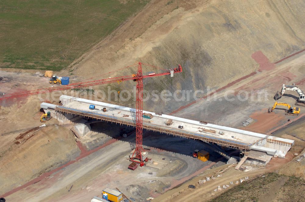 Madelungen from the bird's eye view: Blick auf die Baustelle der Strassenbrücke zwischen Stregda und Madelungen welche über die A4 führt. Der Neubau ist Teil des Projekt Nordverlegung / Umfahrung Hörselberge der Autobahn E40 / A4 in Thüringen bei Eisenach. Durchgeführt werden die im Zuge dieses Projektes notwendigen Arbeiten unter an derem von den Mitarbeitern der Niederlassung Weimar der EUROVIA Verkehrsbau Union sowie der Niederlassungen Abbruch und Erdbau, Betonstraßenbau, Ingenieurbau und TECO Schallschutz der EUROVIA Beton sowie der DEGES.