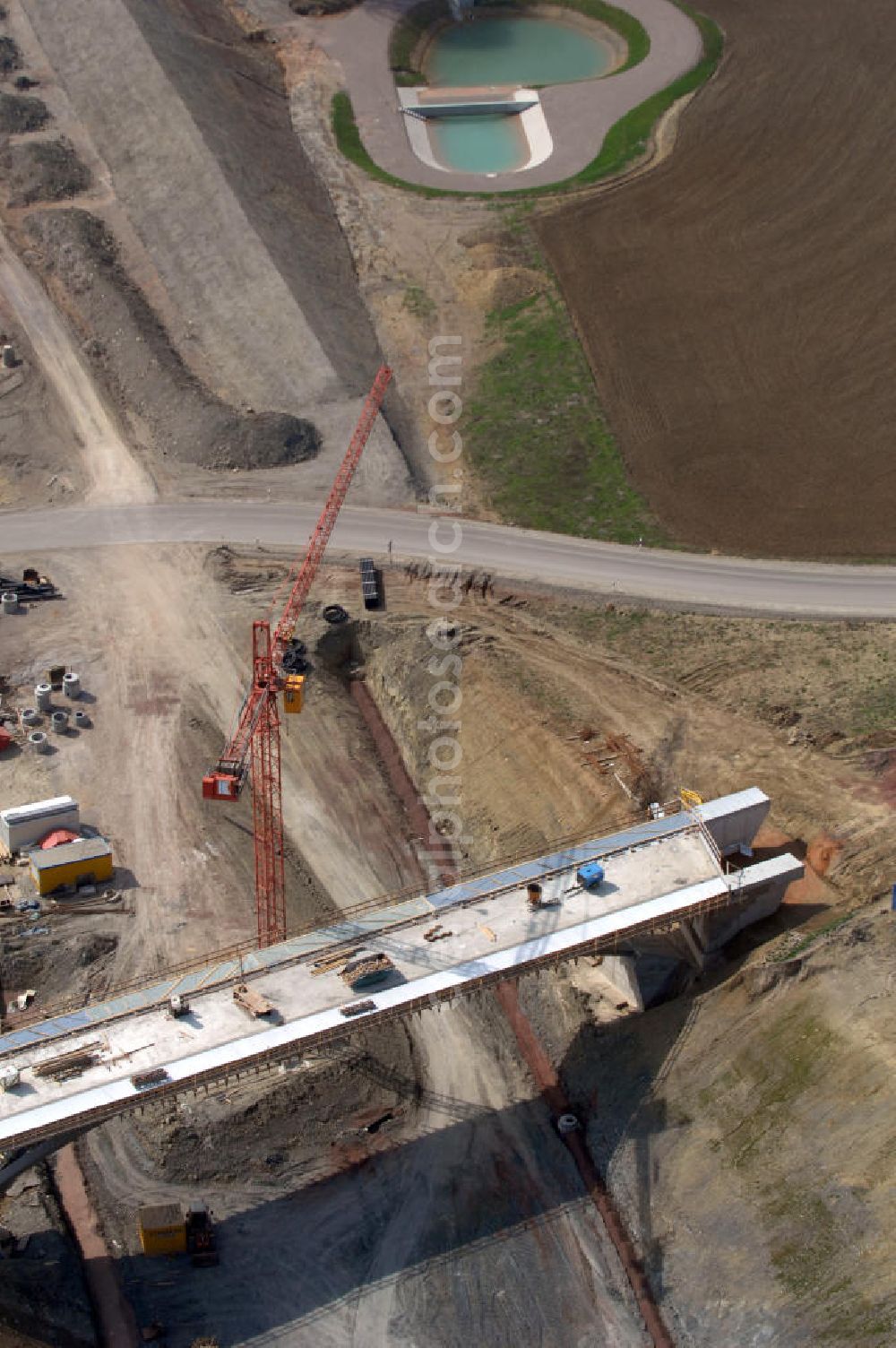 Aerial image Madelungen - Blick auf die Baustelle der Strassenbrücke zwischen Stregda und Madelungen welche über die A4 führt, sowie ein Regenrückhaltebecken. Der Neubau ist Teil des Projekt Nordverlegung / Umfahrung Hörselberge der Autobahn E40 / A4 in Thüringen bei Eisenach. Durchgeführt werden die im Zuge dieses Projektes notwendigen Arbeiten unter an derem von den Mitarbeitern der Niederlassung Weimar der EUROVIA Verkehrsbau Union sowie der Niederlassungen Abbruch und Erdbau, Betonstraßenbau, Ingenieurbau und TECO Schallschutz der EUROVIA Beton sowie der DEGES.