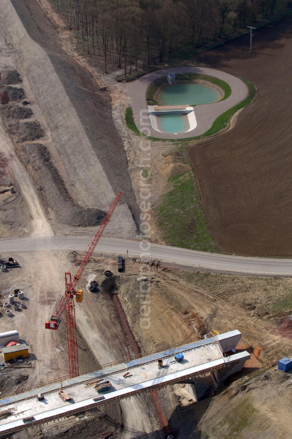 Aerial photograph Madelungen - Blick auf die Baustelle der Strassenbrücke zwischen Stregda und Madelungen welche über die A4 führt, sowie ein Regenrückhaltebecken. Der Neubau ist Teil des Projekt Nordverlegung / Umfahrung Hörselberge der Autobahn E40 / A4 in Thüringen bei Eisenach. Durchgeführt werden die im Zuge dieses Projektes notwendigen Arbeiten unter an derem von den Mitarbeitern der Niederlassung Weimar der EUROVIA Verkehrsbau Union sowie der Niederlassungen Abbruch und Erdbau, Betonstraßenbau, Ingenieurbau und TECO Schallschutz der EUROVIA Beton sowie der DEGES.