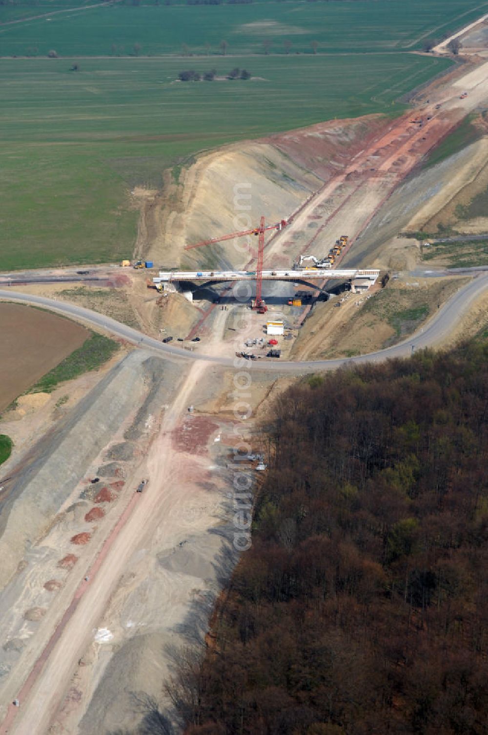 Aerial photograph Madelungen - Blick auf die Baustelle der Strassenbrücke zwischen Stregda und Madelungen welche über die A4 führt. Der Neubau ist Teil des Projekt Nordverlegung / Umfahrung Hörselberge der Autobahn E40 / A4 in Thüringen bei Eisenach. Durchgeführt werden die im Zuge dieses Projektes notwendigen Arbeiten unter an derem von den Mitarbeitern der Niederlassung Weimar der EUROVIA Verkehrsbau Union sowie der Niederlassungen Abbruch und Erdbau, Betonstraßenbau, Ingenieurbau und TECO Schallschutz der EUROVIA Beton sowie der DEGES.