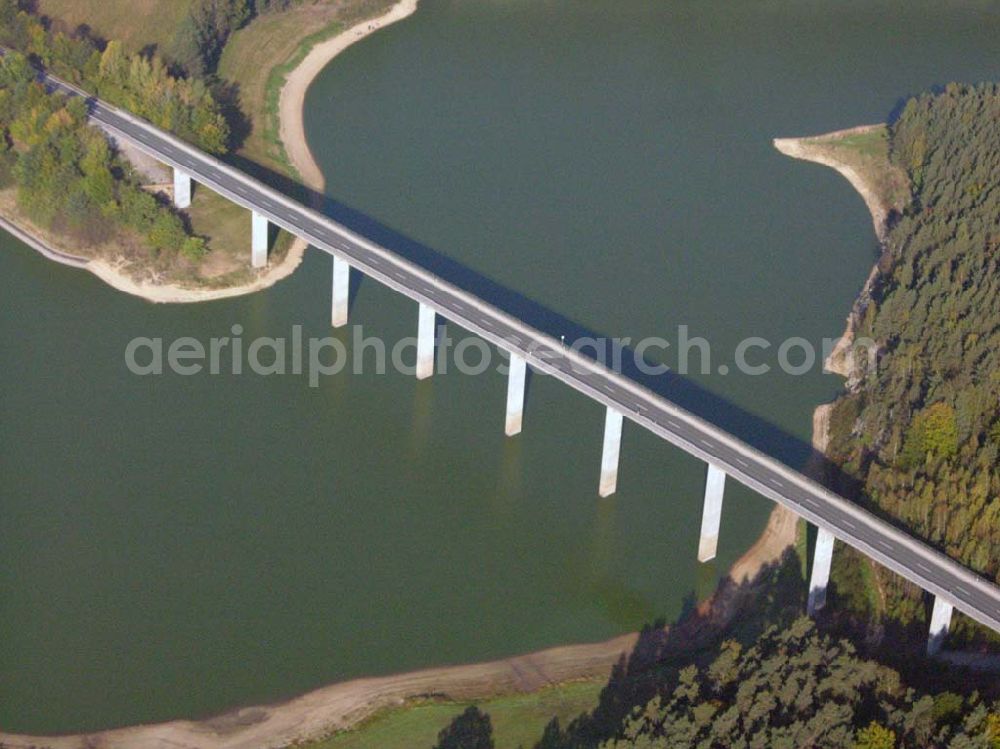 Neunburg vorm Wald from above - Der von der Schwarzach seit 1974 gespeiste Eixendorfer Stausee hat eine Länge von 6,5 km und wird von der Staatsstraßenbrücke mit 360 m überspannt. Sie dient dem Hochwasserschutz, der Niedrigwasseraufhöhung (Wasserregulierung), der Stromerzeugung aus Wasserkraft und der Freizeiterholung und wurde am 19. November 1975 in Betrieb genommen.