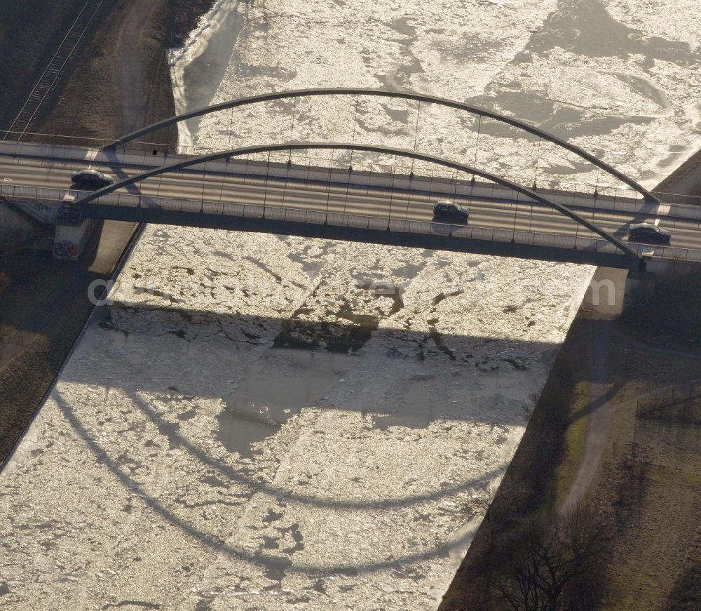 Voerde from the bird's eye view: View of the bridge of the Hindenburgstrasse in Voerde in the state of North Rhine-Westphalia