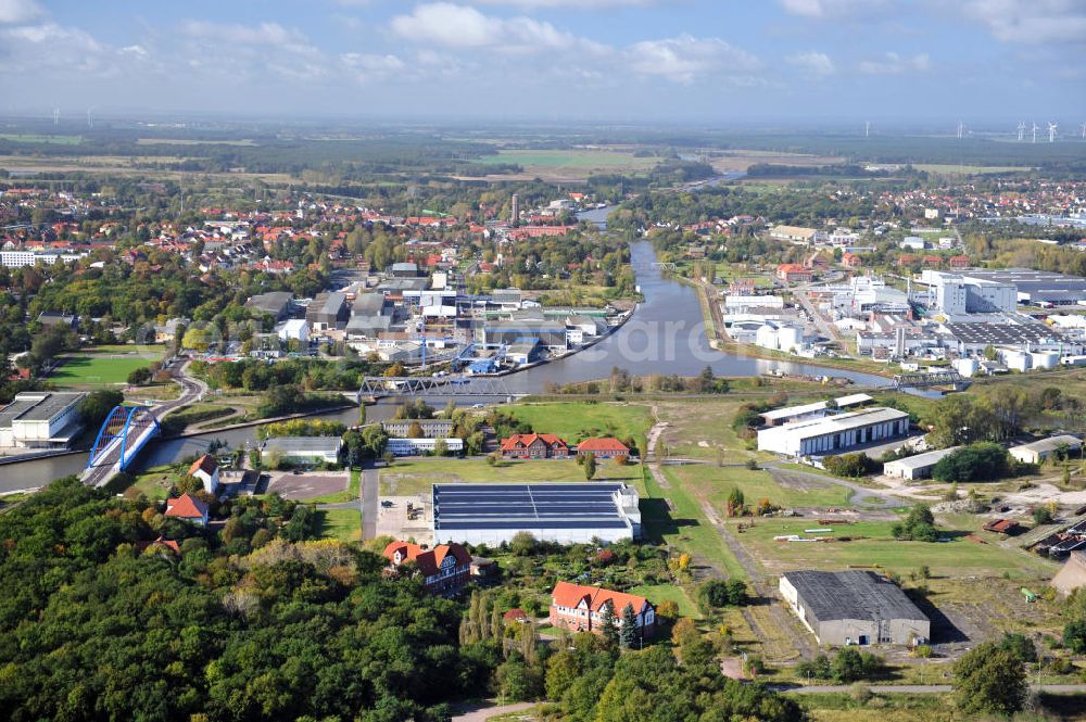 Genthin from the bird's eye view: Blick auf die Friedensbrücke / Brücke des Friedens B16 (l), die Eisenbahnbrücke Genthin-Jerichow B15 (2.v.l) und die Genthiner Fußwegbrücke B14 (m) über den Elbe-Havel-Kanal, sowie die Eisenbahnbrücke Roßdorfer Altkanal B26 (r) in Sachsen-Anhalt. Ein Projekt des WSV, Wasser- und Schifffahrtsverwaltung des Bundes. Bridges over the Elbe-Havel-Canal and the Railway brige over the Rossdorfer Old Canal in Saxony-Anhalt.