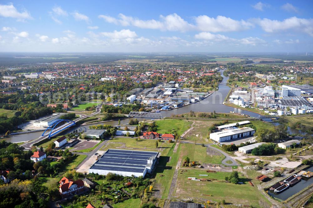 Aerial photograph Genthin - Blick auf die Friedensbrücke / Brücke des Friedens B16 (l), die Eisenbahnbrücke Genthin-Jerichow B15 (2.v.l) und die Genthiner Fußwegbrücke B14 (m) über den Elbe-Havel-Kanal, sowie die Eisenbahnbrücke Roßdorfer Altkanal B26 (r) in Sachsen-Anhalt. Ein Projekt des WSV, Wasser- und Schifffahrtsverwaltung des Bundes. Bridges over the Elbe-Havel-Canal and the Railway brige over the Rossdorfer Old Canal in Saxony-Anhalt.