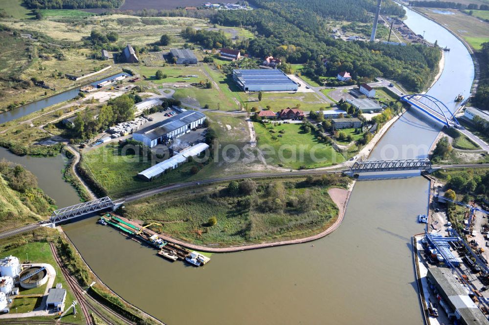 Aerial image Genthin - Blick auf die Friedensbrücke / Brücke des Friedens B16 (r) und die Eisenbahnbrücke Genthin-Jerichow B15 (2.v.r.) über den Elbe-Havel-Kanal, sowie die Eisenbahnbrücke Roßdorfer Altkanal B26 (l) in Sachsen-Anhalt. Ein Projekt des WSV, Wasser- und Schifffahrtsverwaltung des Bundes. Bridges over the Elbe-Havel-Canal and the Railway brige over the Rossdorfer Old Canal in Saxony-Anhalt.