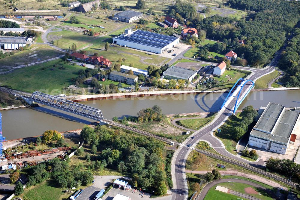 Aerial photograph Genthin - Blick auf die Friedensbrücke / Brücke des Friedens B16 (l) und die Eisenbahnbrücke Genthin-Jerichow B15 (r) über den Elbe-Havel-Kanal in Sachsen-Anhalt. Ein Projekt des WSV, Wasser- und Schifffahrtsverwaltung des Bundes. Bridges over the Elbe-Havel-Canal in Saxony-Anhalt.