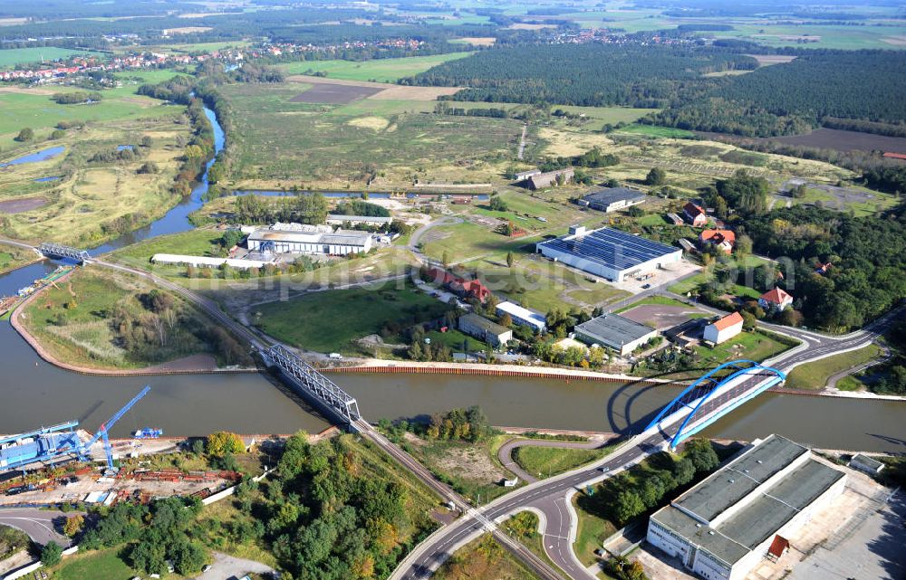 Genthin from above - Blick auf die Friedensbrücke / Brücke des Friedens B16 (r) und die Eisenbahnbrücke Genthin-Jerichow B15 (m) über den Elbe-Havel-Kanal, sowie die Eisenbahnbrücke Roßdorfer Altkanal B26 (l) in Sachsen-Anhalt. Ein Projekt des WSV, Wasser- und Schifffahrtsverwaltung des Bundes. Bridges over the Elbe-Havel-Canal and the Railway brige over the Rossdorfer Old Canal in Saxony-Anhalt.