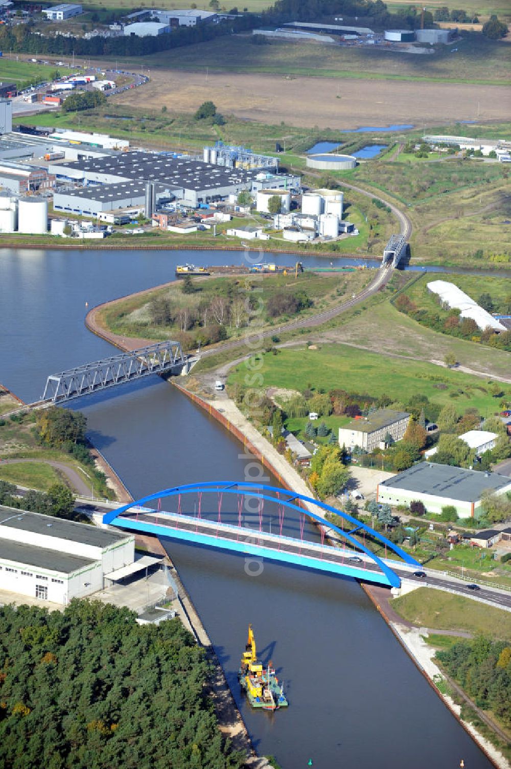 Aerial photograph Genthin - Blick auf die Friedensbrücke / Brücke des Friedens B16 (v) und die Eisenbahnbrücke Genthin-Jerichow B15 (m) über den Elbe-Havel-Kanal, sowie die Eisenbahnbrücke Roßdorfer Altkanal B26 (h) in Sachsen-Anhalt. Ein Projekt des WSV, Wasser- und Schifffahrtsverwaltung des Bundes. Bridges over the Elbe-Havel-Canal and the Railway brige over the Rossdorfer Old Canal in Saxony-Anhalt.