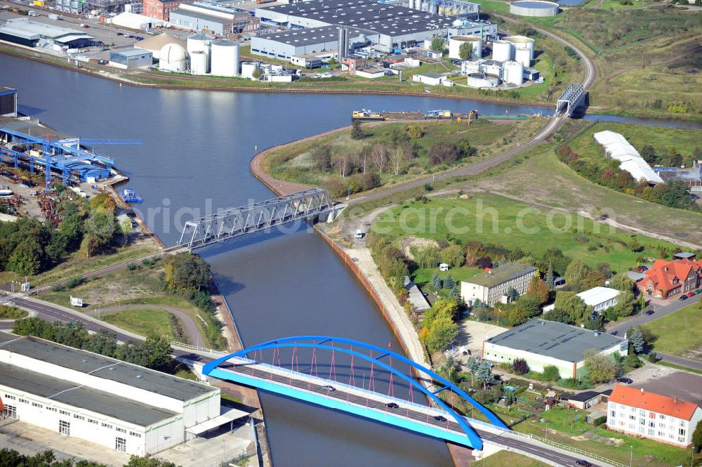 Genthin from above - Blick auf die Friedensbrücke / Brücke des Friedens B16 (v) und die Eisenbahnbrücke Genthin-Jerichow B15 (m) über den Elbe-Havel-Kanal, sowie die Eisenbahnbrücke Roßdorfer Altkanal B26 (h) in Sachsen-Anhalt. Ein Projekt des WSV, Wasser- und Schifffahrtsverwaltung des Bundes. Bridges over the Elbe-Havel-Canal and the Railway brige over the Rossdorfer Old Canal in Saxony-Anhalt.