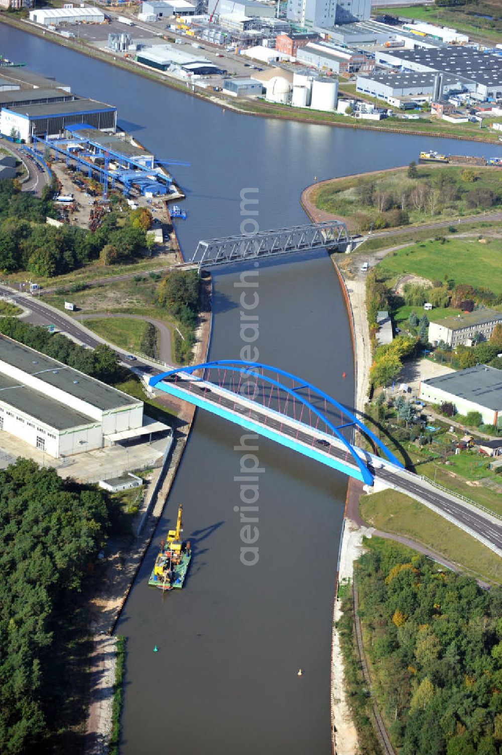 Genthin from the bird's eye view: Blick auf die Friedensbrücke / Brücke des Friedens B16 (v) und die Eisenbahnbrücke Genthin-Jerichow B15 (h) über den Elbe-Havel-Kanal in Sachsen-Anhalt. Ein Projekt des WSV, Wasser- und Schifffahrtsverwaltung des Bundes. Bridges over the Elbe-Havel-Canal in Saxony-Anhalt.