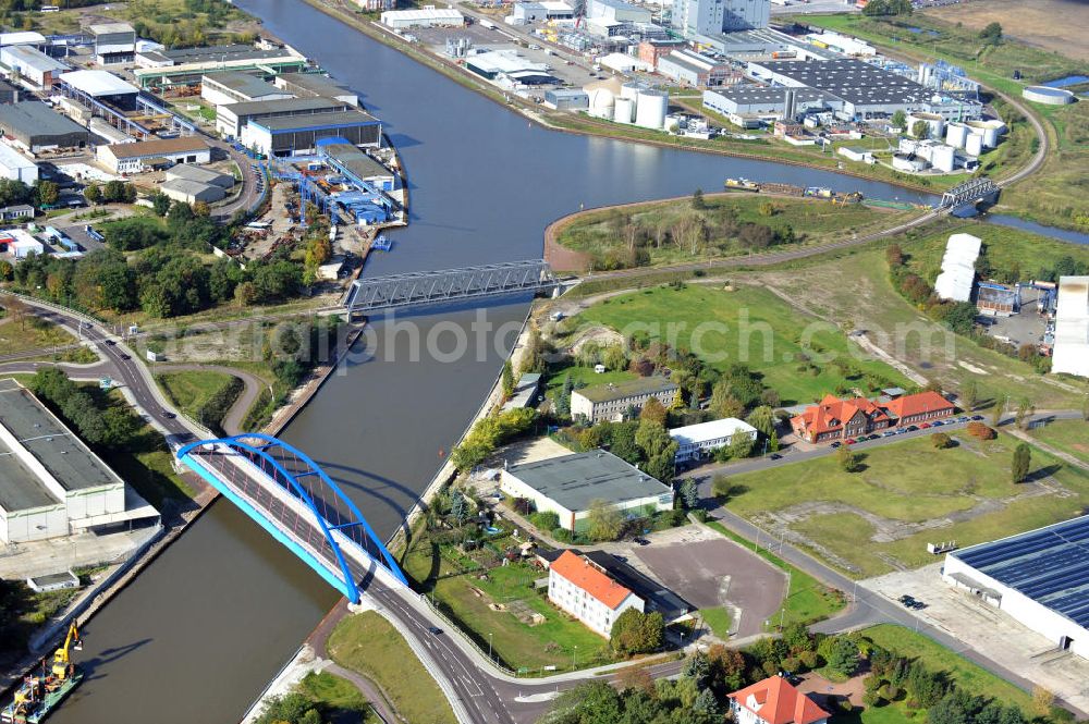 Aerial photograph Genthin - Blick auf die Friedensbrücke / Brücke des Friedens B16 (l) und die Eisenbahnbrücke Genthin-Jerichow B15 (m) über den Elbe-Havel-Kanal, sowie die Eisenbahnbrücke Roßdorfer Altkanal B26 (r) in Sachsen-Anhalt. Ein Projekt des WSV, Wasser- und Schifffahrtsverwaltung des Bundes. Bridges over the Elbe-Havel-Canal and the Railway brige over the Rossdorfer Old Canal in Saxony-Anhalt.