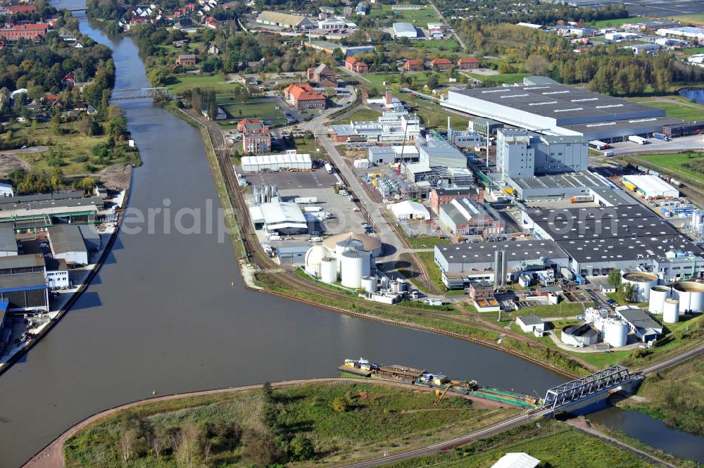 Genthin from above - Blick auf Eisenbahnbrücke Roßdorfer Altkanal B26 (v) und die Genthiner Fußwegbrücke B14 (h) über den Elbe-Havel-Kanal in Sachsen-Anhalt. Ein Projekt des WSV, Wasser- und Schifffahrtsverwaltung des Bundes. Bridges over the Elbe-Havel-Canal and the Railway brige over the Rossdorfer Old Canal in Saxony-Anhalt.