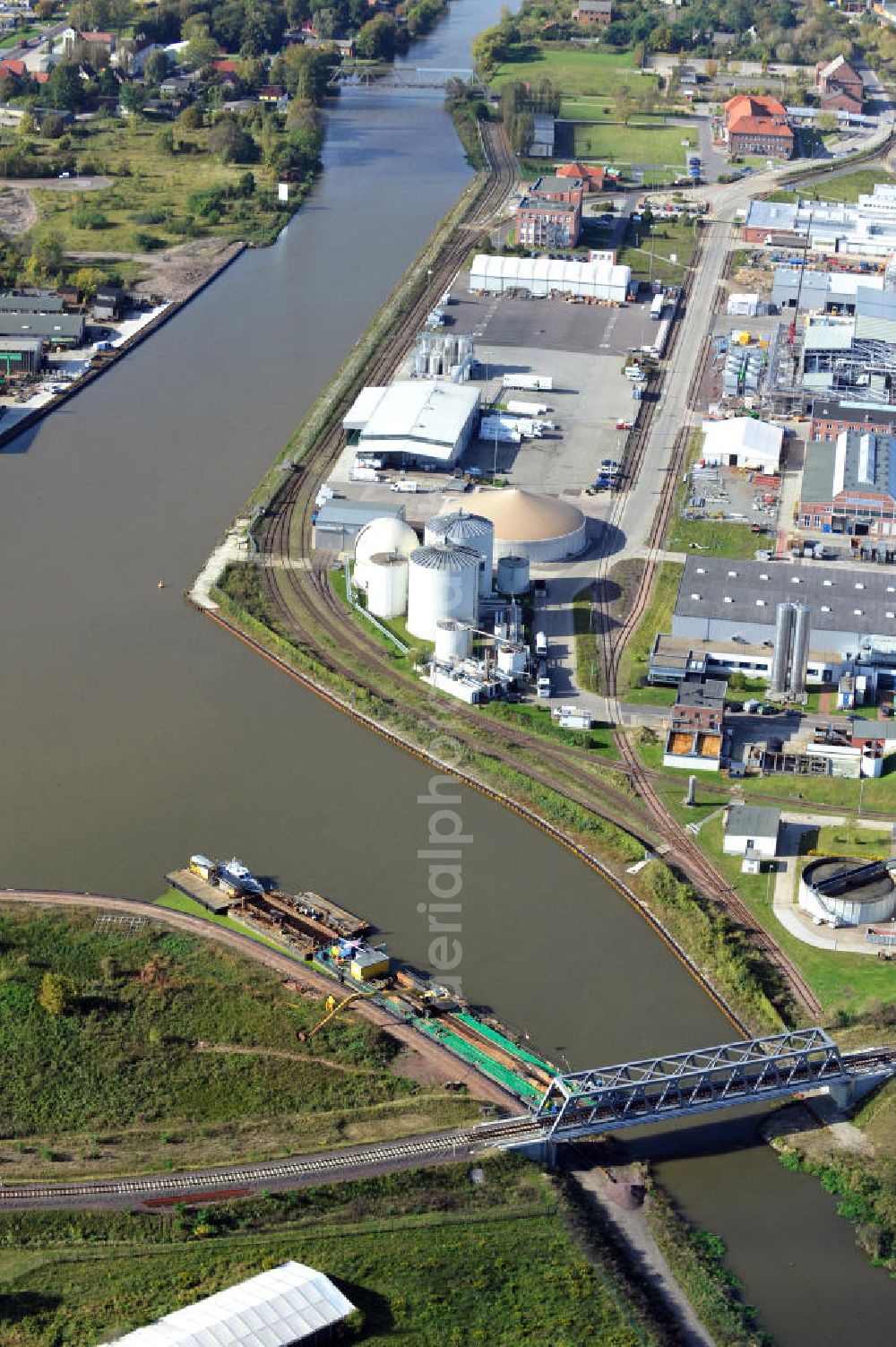 Genthin from the bird's eye view: Blick auf Eisenbahnbrücke Roßdorfer Altkanal B26 (v) und die Genthiner Fußwegbrücke B14 (h) über den Elbe-Havel-Kanal in Sachsen-Anhalt. Ein Projekt des WSV, Wasser- und Schifffahrtsverwaltung des Bundes. Bridges over the Elbe-Havel-Canal and the Railway brige over the Rossdorfer Old Canal in Saxony-Anhalt.