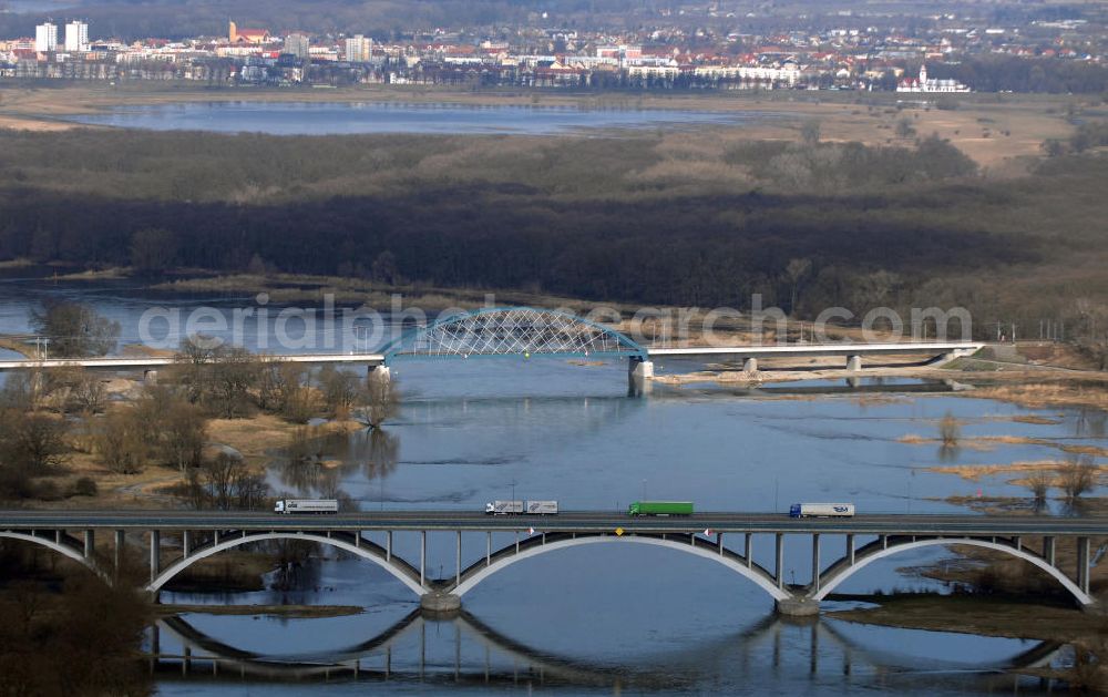 Frankfurt / Oder from the bird's eye view: Blick auf die Autobahn- und Eisenbahnbrücke über den Grenzfluss Oder. View of the highway bridge and the railway bridge over the River Oder.