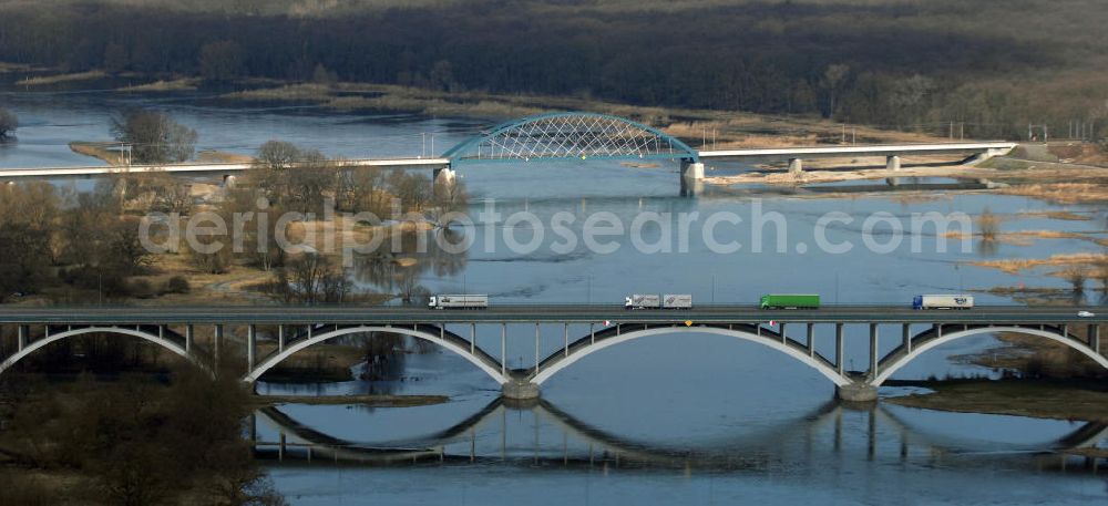 Aerial image Frankfurt / Oder - Blick auf die Autobahn- und Eisenbahnbrücke über den Grenzfluss Oder. View of the highway bridge and the railway bridge over the River Oder.