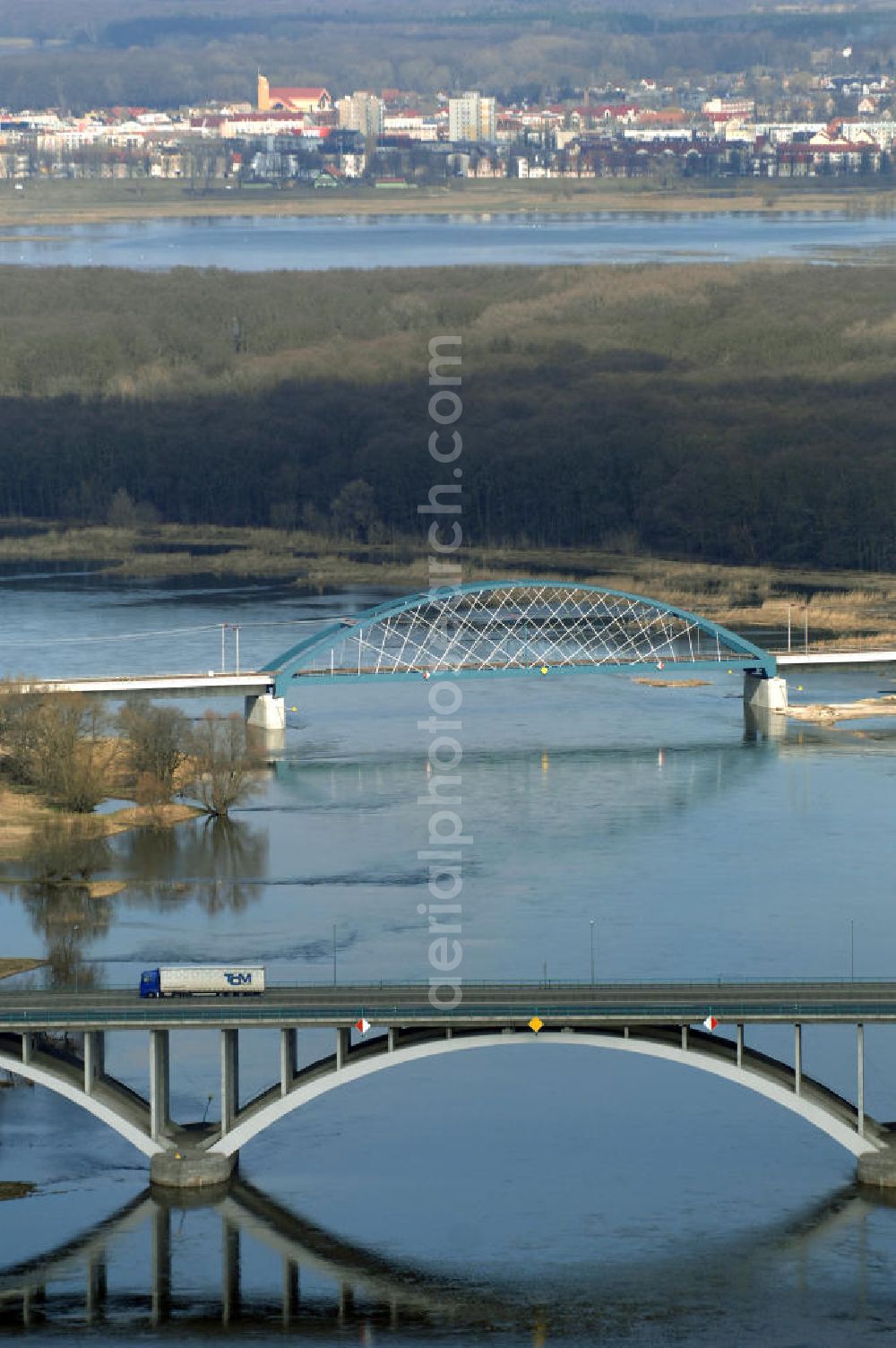 Frankfurt / Oder from above - Blick auf die Autobahn- und Eisenbahnbrücke über den Grenzfluss Oder. View of the highway bridge and the railway bridge over the River Oder.