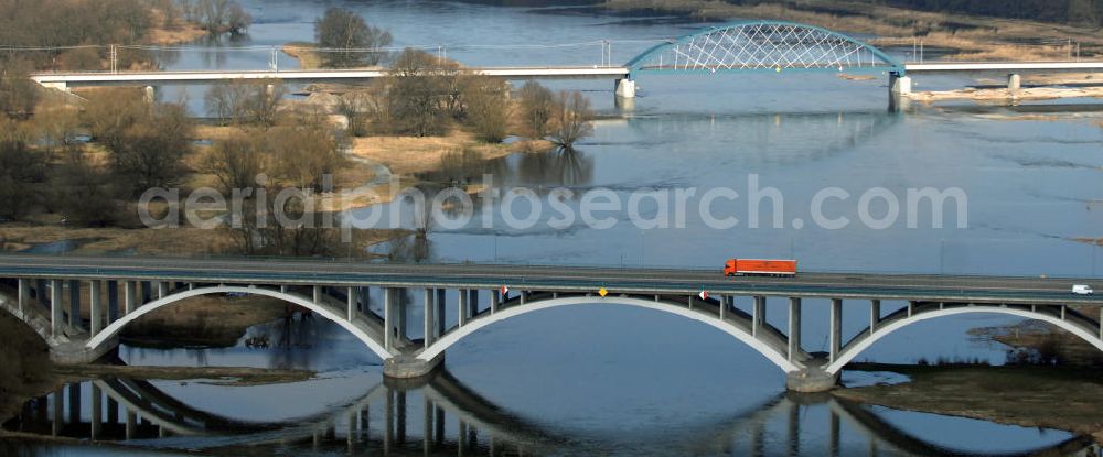 Frankfurt / Oder from the bird's eye view: Blick auf die Autobahn- und Eisenbahnbrücke über den Grenzfluss Oder. View of the highway bridge and the railway bridge over the River Oder.