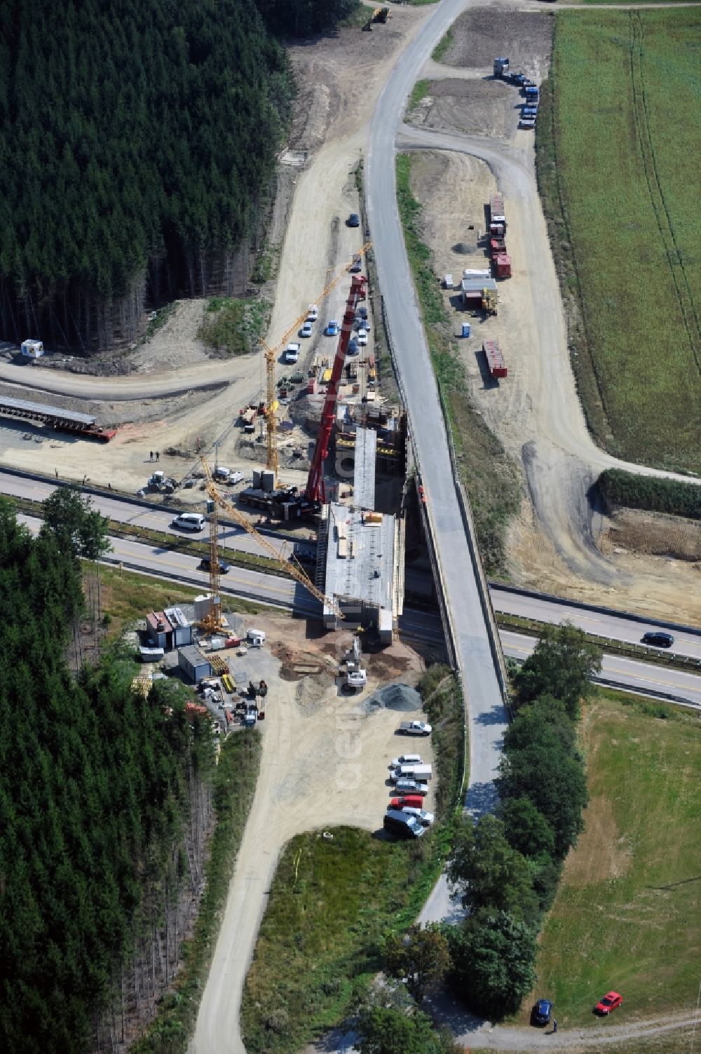 Dittersdorf from the bird's eye view: Buildings and route of the motorway A9 motorway with four lanes now. Currently, reconstruction, expansion and new construction work is underway for the six-lane expansion of Highway 9 between Triptis and Schleiz by Wayss & Freytag Ingenieurbau and EUROVIA VINCI